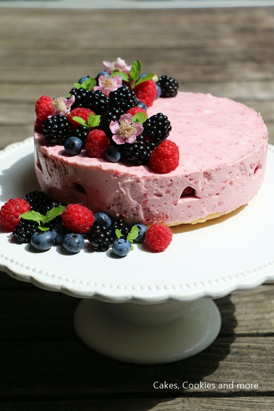 So geht Sommer! Rezept für Quarktorte mit Beeren - ohne Backen - Cakes ...