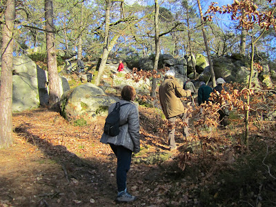 les marcheurs en forêt un jour d'automne