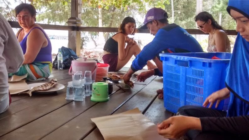 Makan Siang Makan Siang