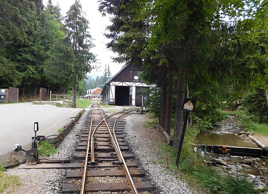 Zwrotnica do parowozowni. Z lewej widać potok Chmúra. Zwrotnica do parowozowni. Z lewej widać potok Chmúra.