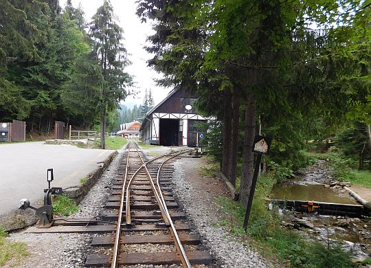 Zwrotnica do parowozowni. Z lewej widać potok Chmúra.