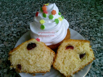 Fehér csokis áfonyás muffin, vörös áfonyával és kókuszreszelékkel töltött, tejtermék mentes sütemény recept.