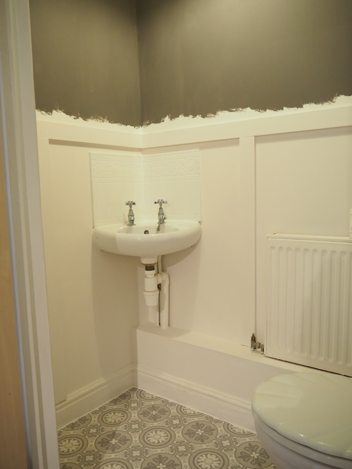 DIY wood panelling and victorian tile-effect vinyl floor transform this downstairs toilet from boring to beautiful. £100 spent on this makeover and no DIY skills needed