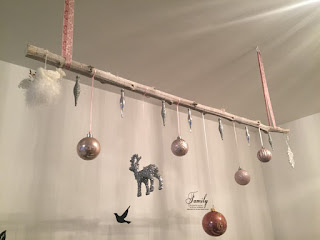 Weihnachtlich dekorierter Ast