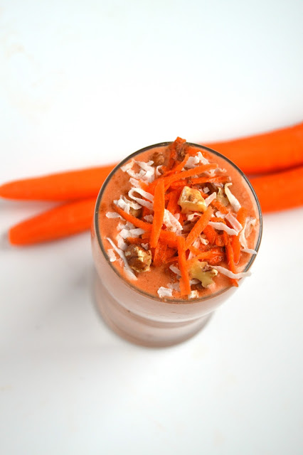 This Carrot Cake Smoothie tastes like your favorite carrot cake dessert but is made healthy with carrots, bananas and Greek yogurt! www.nutritionistreviews.com