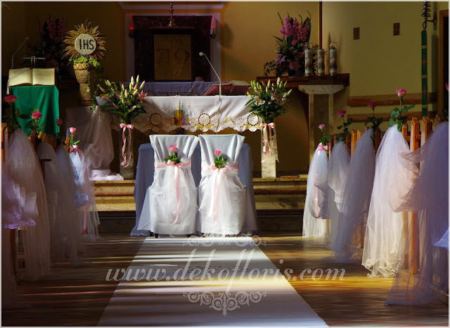 Różowa dekoracja ślubna kościoła i biały dywan z monogramem opolskie