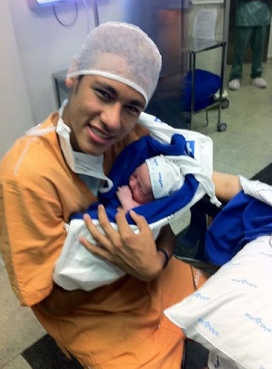 Neymar feliz da vida pelo nascimento do primeiro filho, a criança se chama Davi Lucca