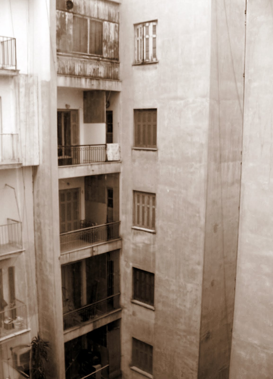 Niebla eterna Patio de luces, Juan Gracia Armendáriz