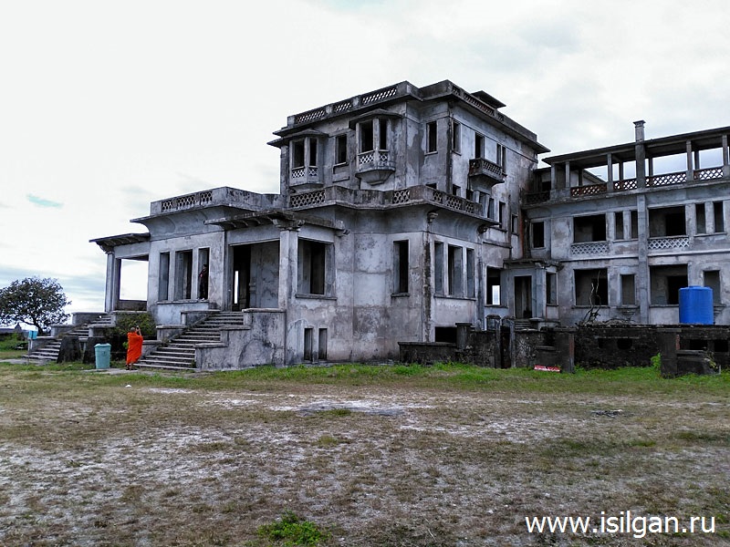 Заброшенное здание отеля и казино "Дворец Бокор". Национальный парк Бокор. Камбоджа