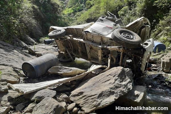 दर्दनाक हादसा: 200 फीट गहरी खाई में गिरी जीप, तीन युवकों की मौत दर्दनाक हादसा: 200 फीट गहरी खाई में गिरी जीप, तीन युवकों की मौत