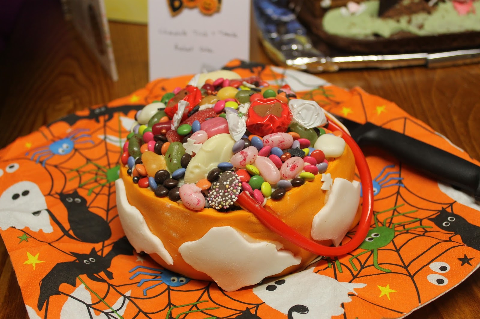 JibberJabberUK Trick and Treacle Halloween Bucket Cake