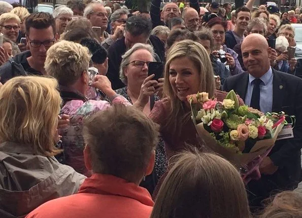 Queen Maxima wore a new Natan dress in Nieuw-Buinen. This year’s Burendag (Neighbours Day) is being held on Saturday 23rd September.