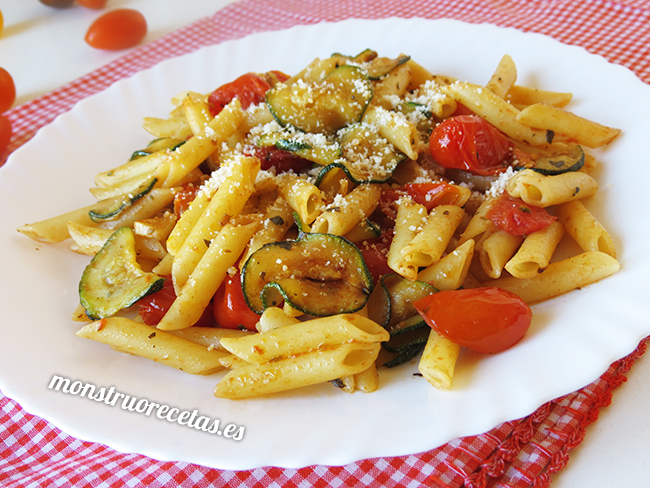 Macarrones Con Tomates Cherry Y Calabacín
