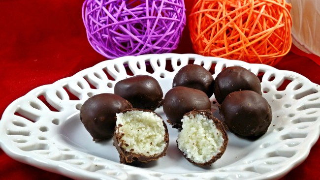 Unas bolitas de coco recubiertas de chocolate