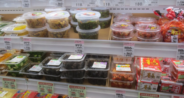 Kushiro - Eingelegtes im Supermarkt Kushiro - Eingelegtes im Supermarkt