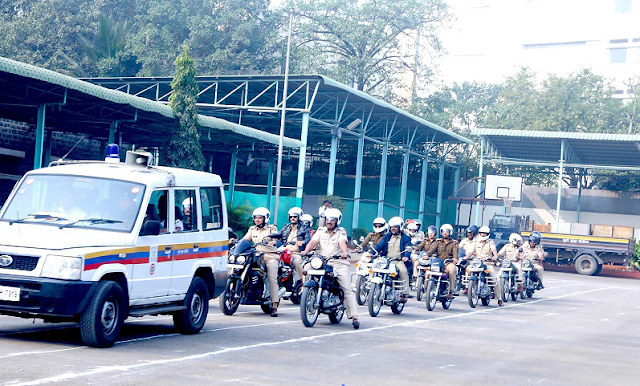 Policemen at the bike rally organised by Mukul Madhav Foundation & Gulf Oil-min