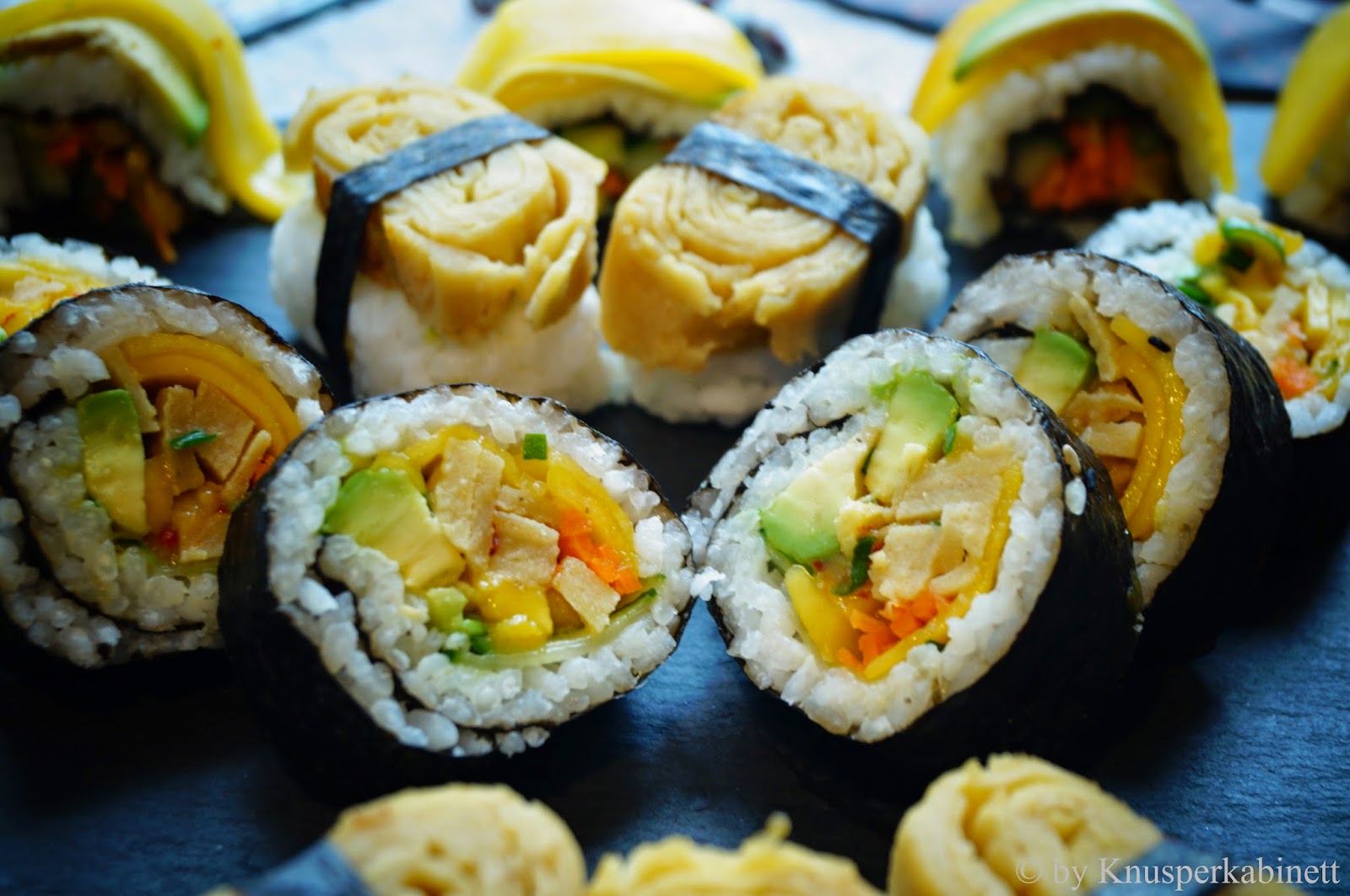 California Inari Knusperkabinett: Vegane Tamago Inari und California Rolls mit knackigem ...