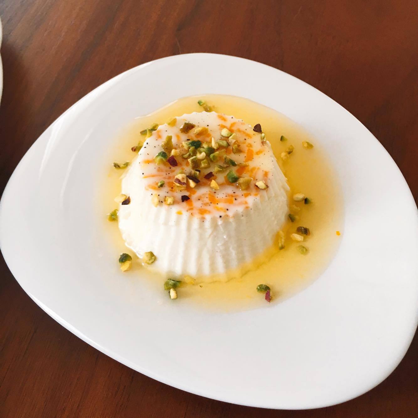 Böğürtlen Soslu Panna Cotta Böğürtlen Soslu Panna Cotta