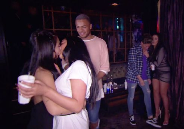 Elettra Lamborghini estreia em reality inglês beijando todas as garotas Elettra Lamborghini estreia em reality inglês beijando todas as garotas