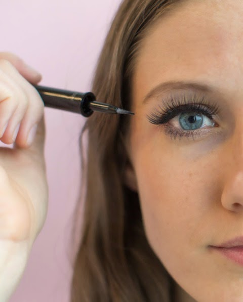 26 Mind-Blowing Hacks to Get Flawless Eyelashes Every Time