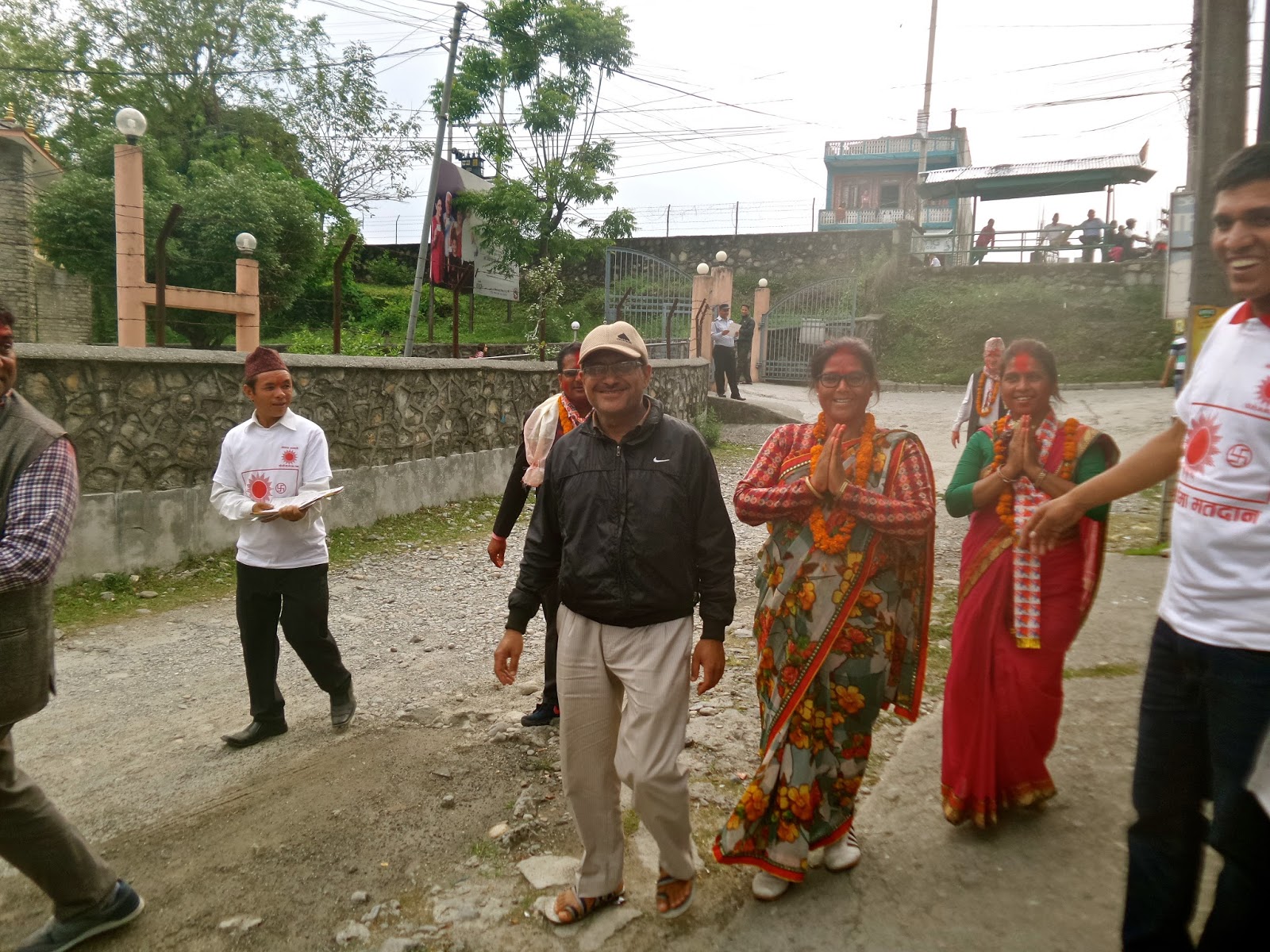 they do play traditional nepali music for a few minutes between bouts of rhetoric though that s a nice touch they do play traditional nepali music for a few minutes between bouts of rhetoric though that s a nice touch