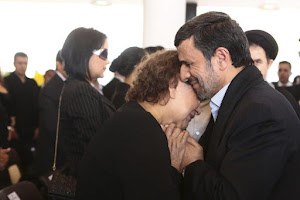 احمدی نژاد و الیاس فریاس، مادر هوگو چاوز