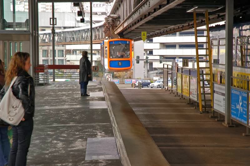 Wuppertaler Schwebebahn Wagen 20, station Vohwinkel, Wuppertal, vlak voor vertrek