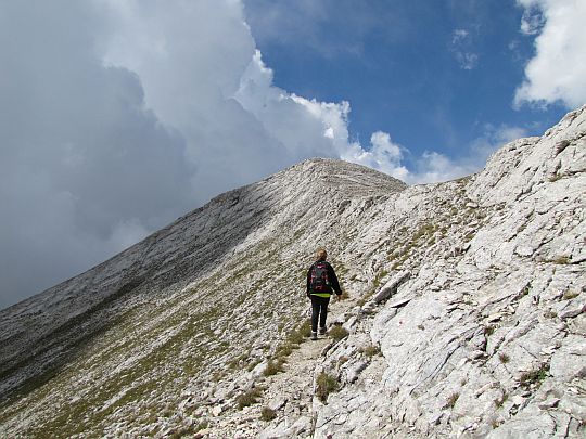 Wchodzimy w trawers zbocza Kameniticy (bułg. Каменитица, 2726 m n.p.m.). Wchodzimy w trawers zbocza Kameniticy (bułg. Каменитица, 2726 m n.p.m.).