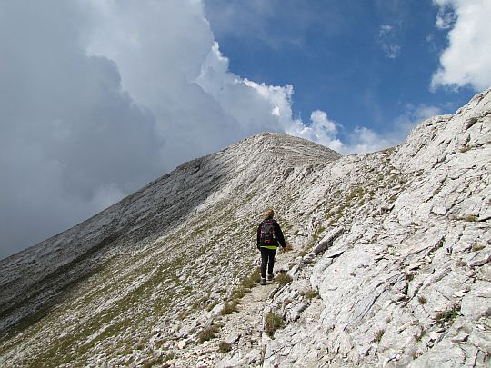 Wchodzimy w trawers zbocza Kameniticy (bułg. Каменитица, 2726 m n.p.m.).