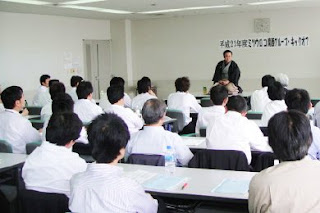講師・三遊亭楽春のCS向上コミュニケーション講演会の風景。 講師・三遊亭楽春のCS向上コミュニケーション講演会の風景。