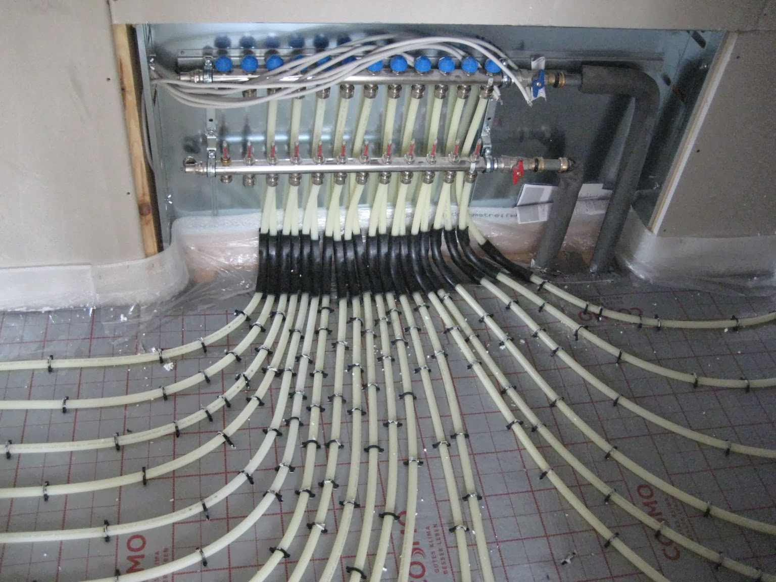 Eichen 7a: Tag 39 - Verlegung der Fußbodenheizung