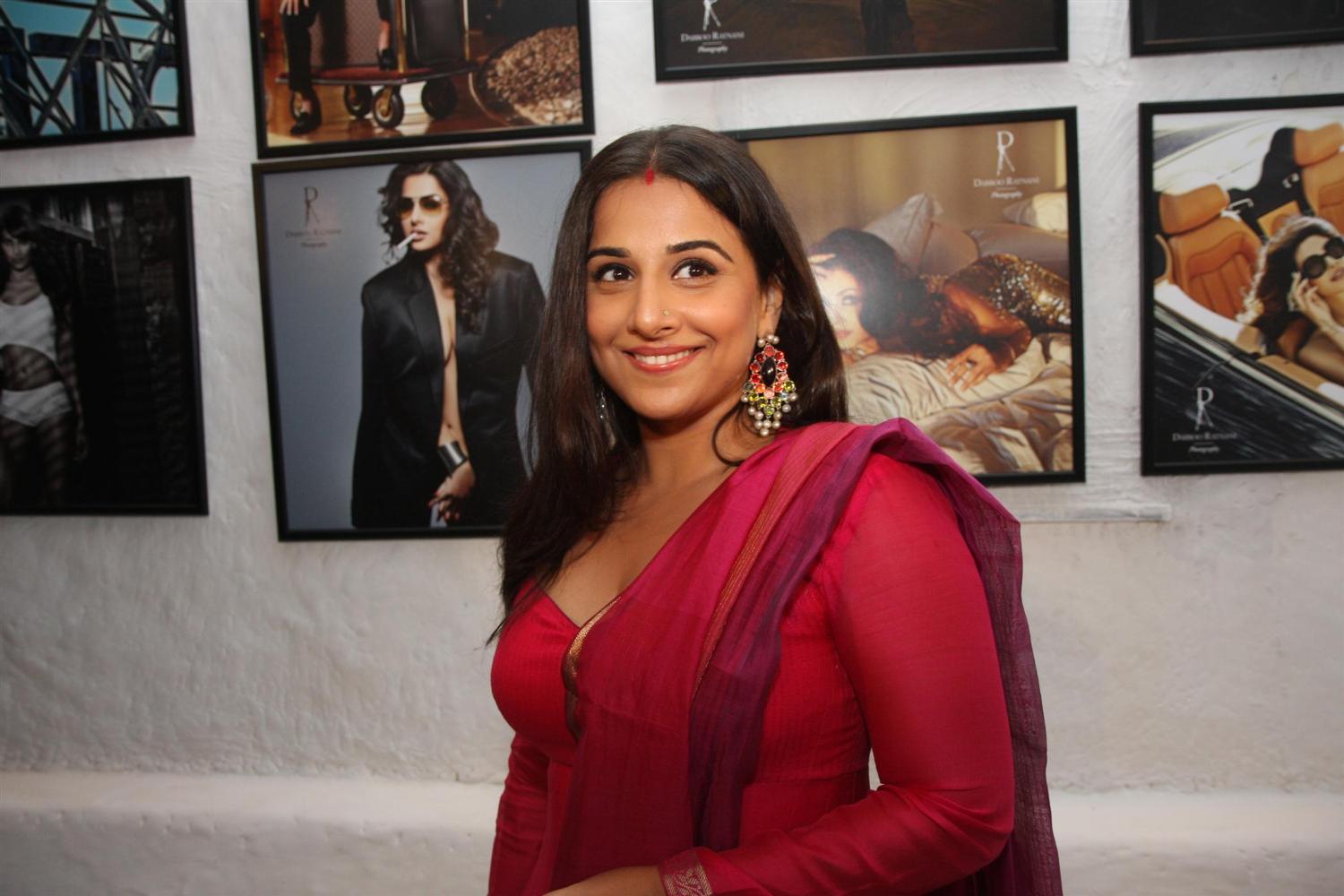 High Quality Bollywood Celebrity Pictures: Vidya Balan 
