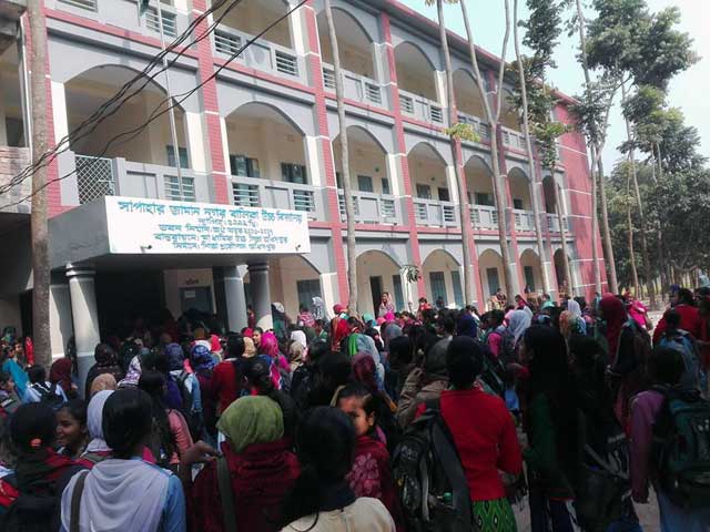 সাপাহারে শিক্ষকদের ক্লাস বর্জন অচল শিক্ষা প্রতিষ্ঠান Standing educational institution