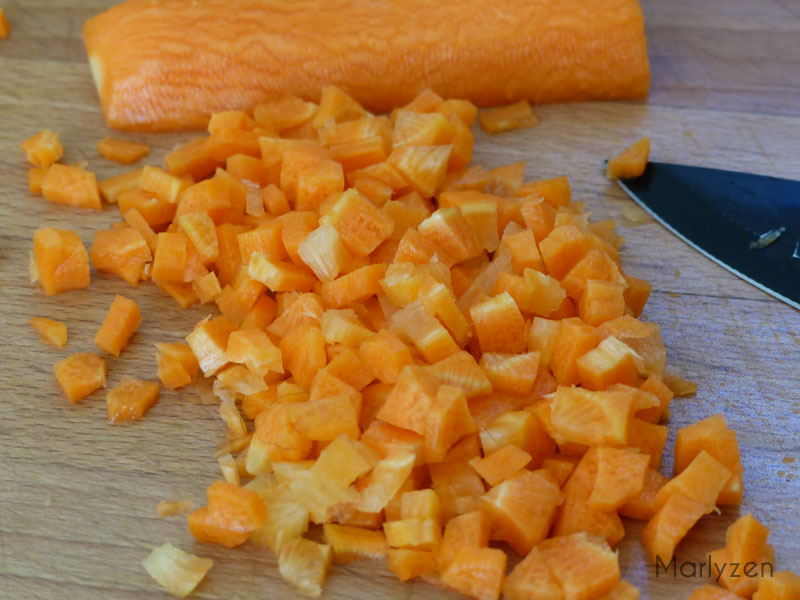 Épluchez, lavez et coupez la carotte en petits morceaux.