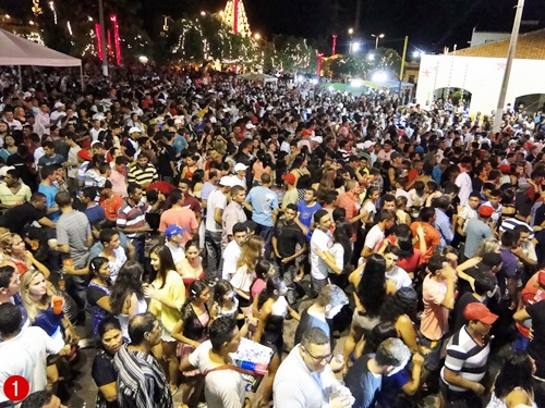 Grande público foi à praça central de Cariré, para assistir a  festa da posse do prefeito Antônio Martins