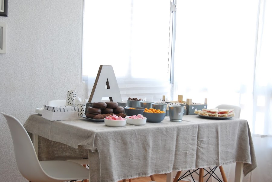 mesa de cumple en gris y blanco