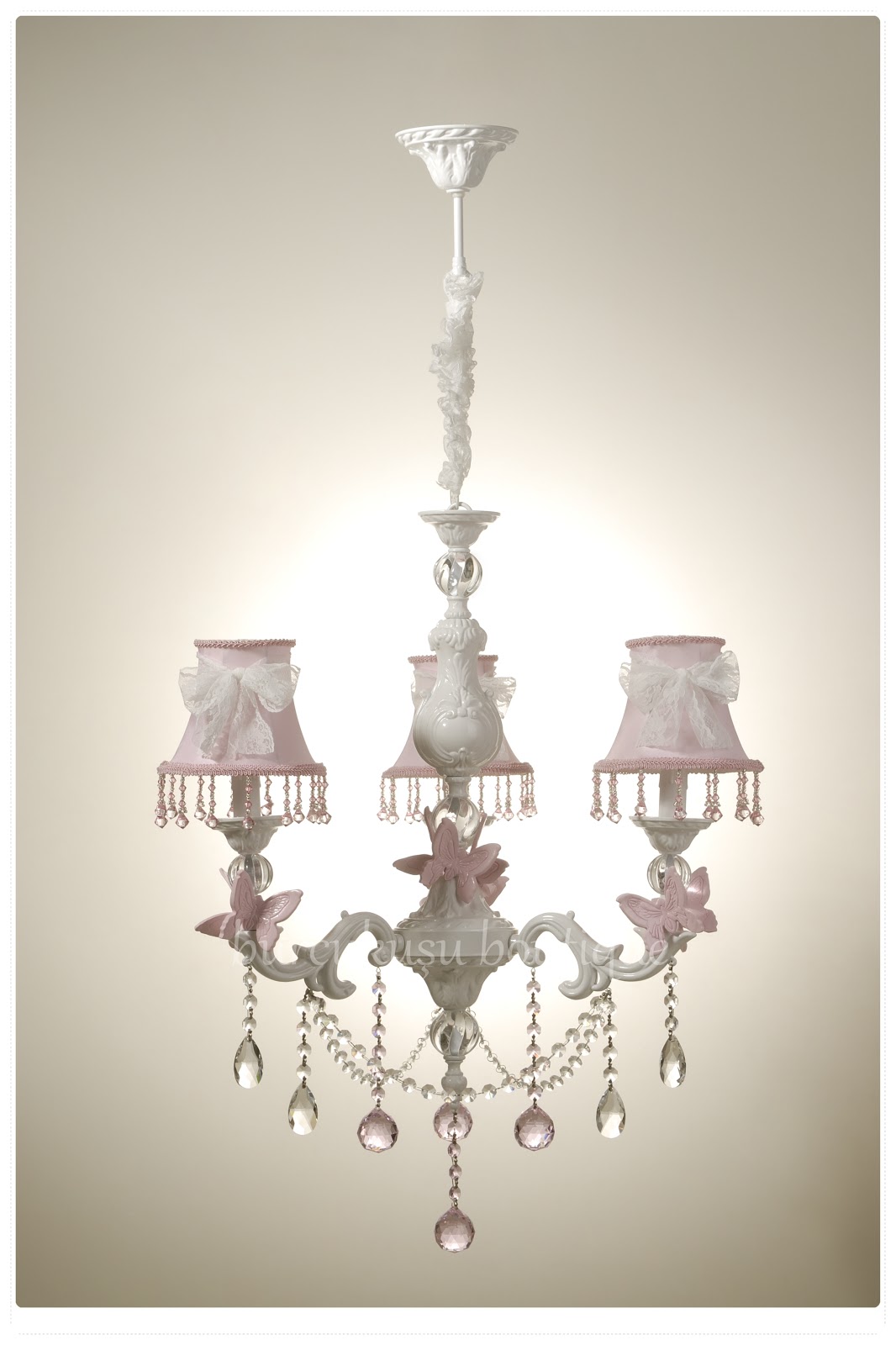 Kız bebek odaları için avize