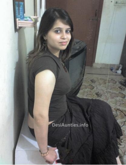 Asian Star Pictures: Hot Desi Aunty From Mumbai Showing BOOBS