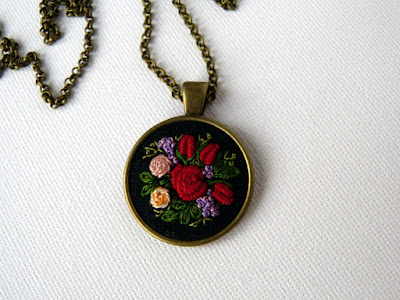 naszyjnik z haftem, embroidered jewerly, naszyjnik vintage, medalion z haftem, handmade jewerly, embroidered necklace, vintage jewerly, biżuteria retro, haft na lnie naszyjnik z haftem, embroidered jewerly, naszyjnik vintage, medalion z haftem, handmade jewerly, embroidered necklace, vintage jewerly, biżuteria retro, haft na lnie