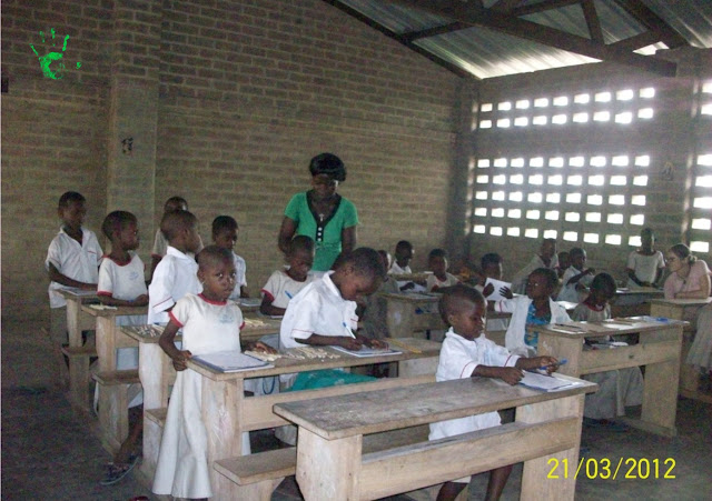 La classe della scuola primaria durante la composition nel villaggio africano in Togo