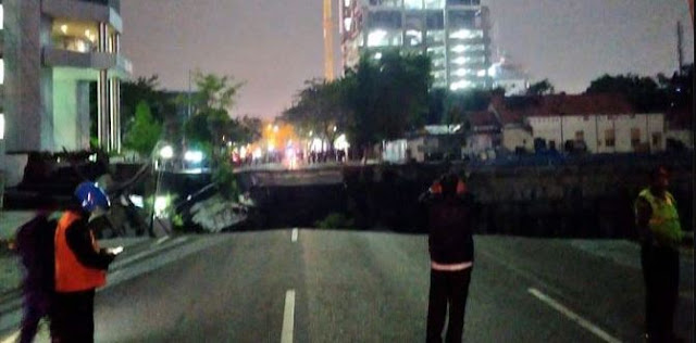 Kronologis Jalan Gubeng Surabaya Ambles, Diawali Gedung RS Siloam Ambruk, Jalan Langsung Hilang Kronologis Jalan Gubeng Surabaya Ambles, Diawali Gedung RS Siloam Ambruk, Jalan Langsung Hilang