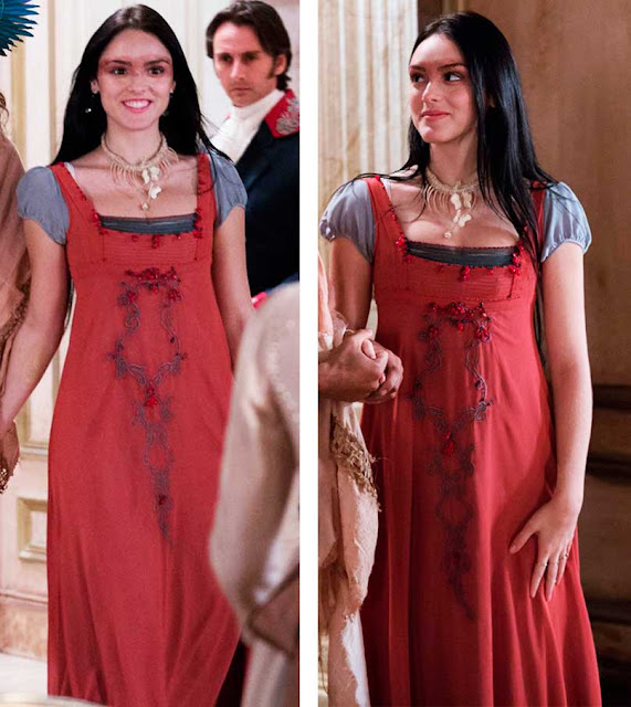 Ana (Isabelle Drummond) vestido vermelho