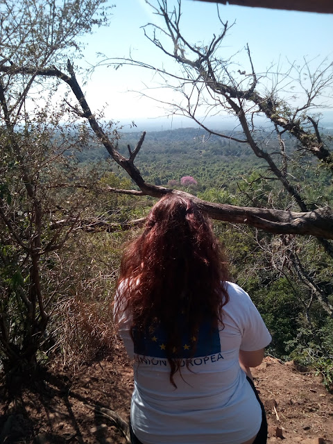 Foto de Mariana Dobrila sentada a lo alto del Cerro Koi-TU ESENCIA VIAJERA