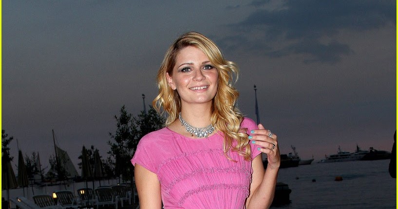 starry-eyed and lustful.: Mischa Barton is Pretty in Pink