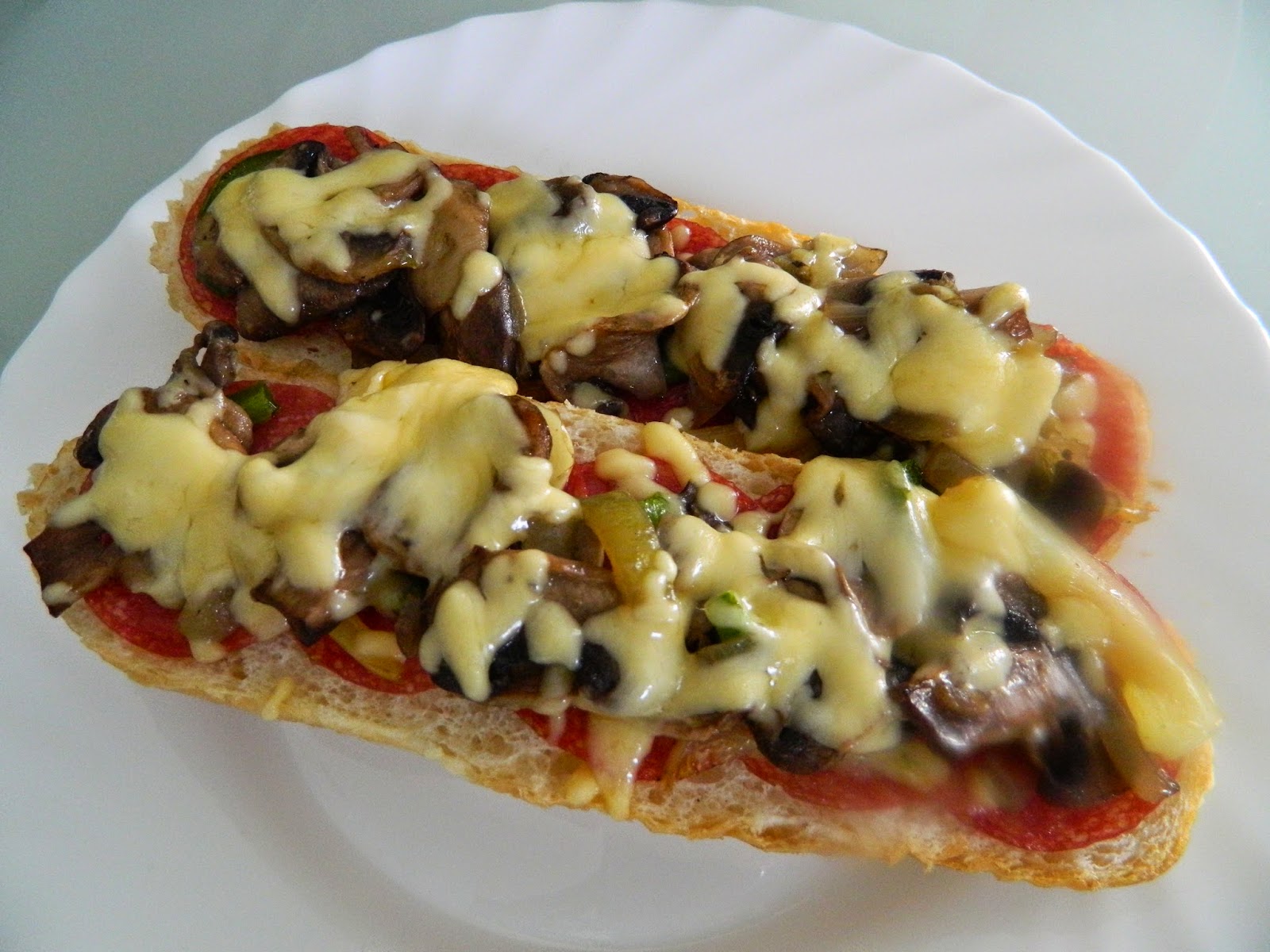 No.One Twój blog nr jeden! Zapiekanki z pieczarkami i salami