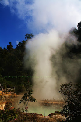 Kepulan gas membumbung ke atas. Kepulan gas membumbung ke atas.