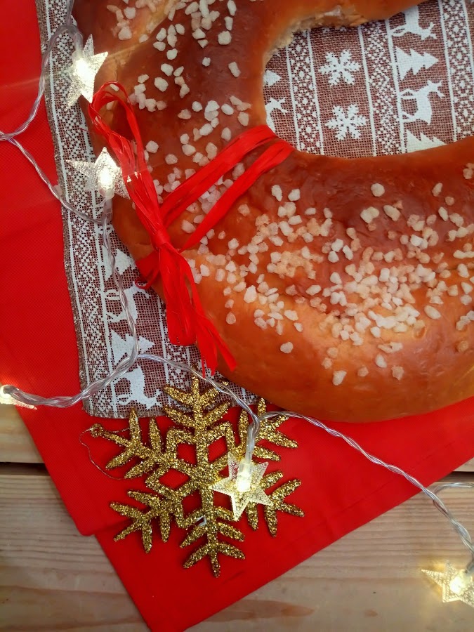 Roscón de Reyes con aceite de oliva virgen extra. Receta tradicional navideña. Masas, levados, agua de azahar, AOVE, hecho en casa, reyes magos, ilusión, receta sencilla. Desayuno, merienda, postre.