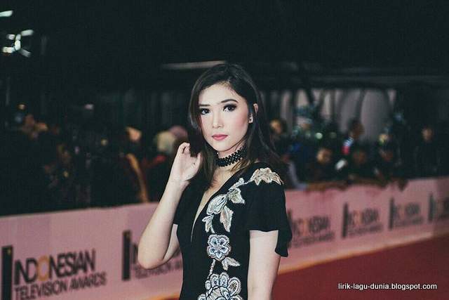 Foto Baru Isyana Sarasvati - instagram Foto Baru Isyana Sarasvati - instagram