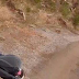 La chica está tirada sin vida en el camino — pero mira quién aparece de entre los árboles.