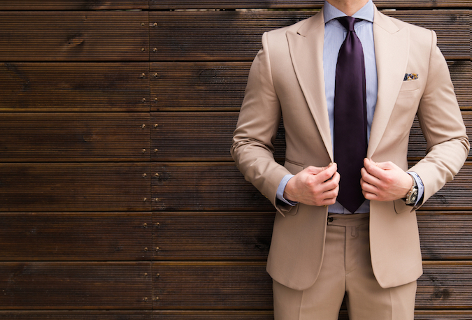Traje beige con camisa vino Clearance
